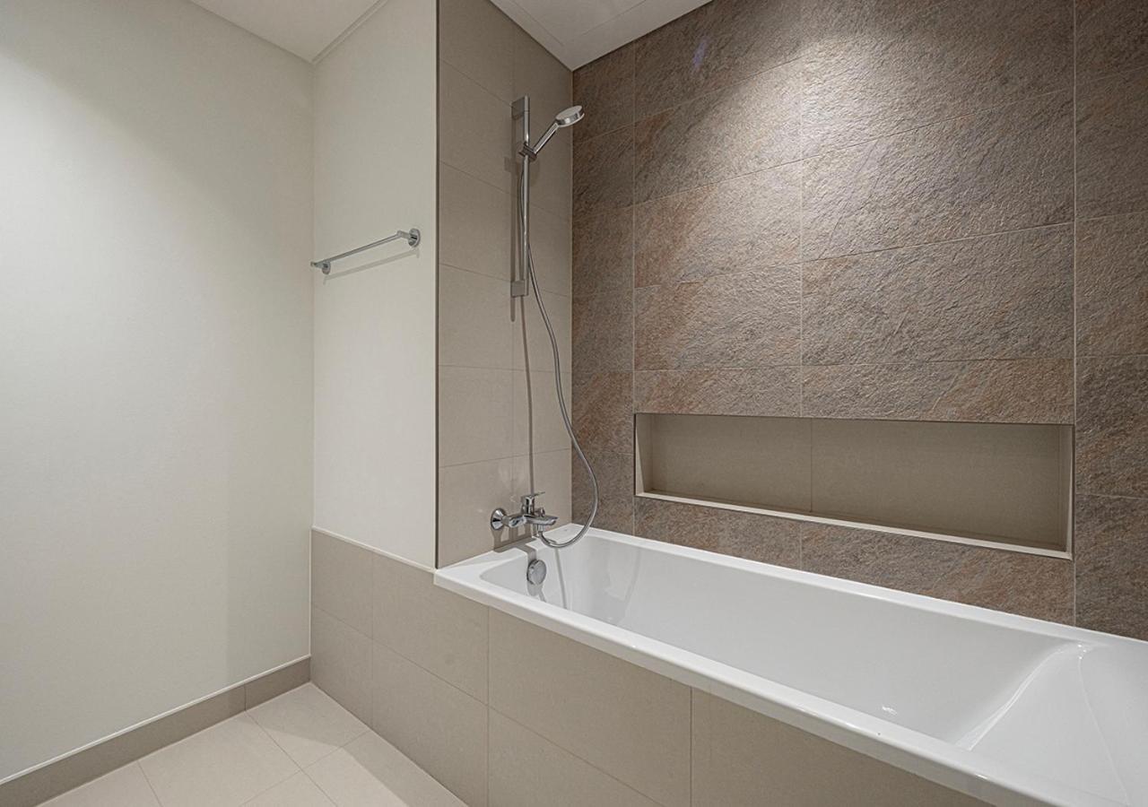 Full Burj Khalifa View - Opposite Mall Access - 8 Min Walk To Mall & Fountain - Luxury 2br Apartment Dubai