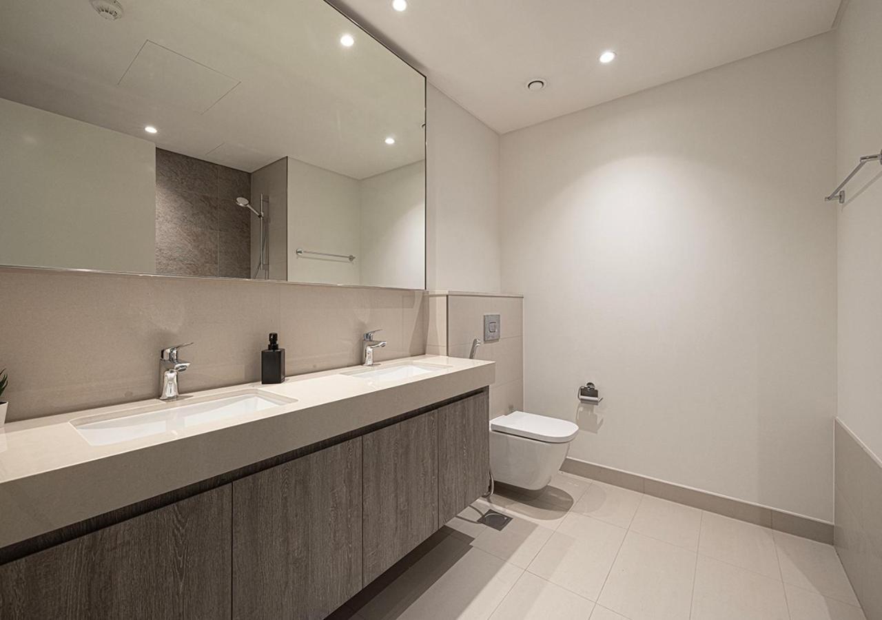 Full Burj Khalifa View - Opposite Mall Access - 8 Min Walk To Mall & Fountain - Luxury 2br Apartment *